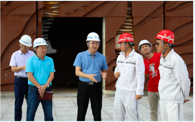 歡迎三沙市市委常委，市長鄧忠蒞臨我司承接的三沙廣場項目，三沙文體館項目現(xiàn)場調(diào)研并指導